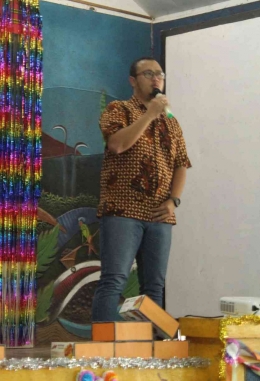 Foto sambutan dari Bapak ADM PT. GSDI-GSYM, Bapak Rahardian Tegar T. Sumber foto : SMP Indah Makmur.