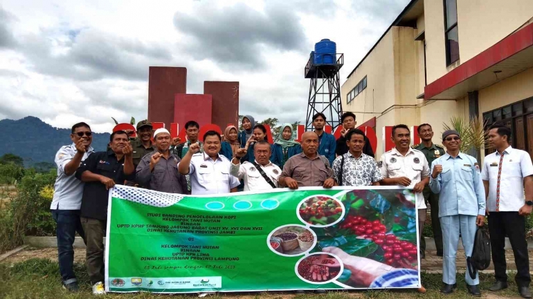 Tim Studi Banding belajar kopi di Sekolah Kopi Lampung Barat (doc. Rasna).