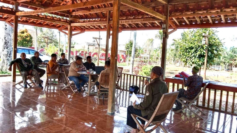 Pemaparan sejarah dan kegiatan KTH hijau kembali di anjungan kapung kopi rigis jaya (doc. Rasna).