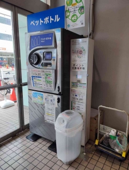 Mesin sampah Shigen Gomi yang dapat mengeluarkan uang di mall Tsurumi Yokohama (dokpri)