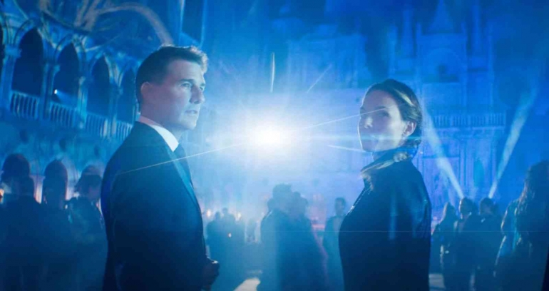 Gambar 2. Ethan Hunt (kiri) bersama Ilsa Faust (kanan) dalam pemburuan kunci di suatu klub malam (Sumber: The Film Stage/Paramount Pictures)