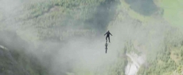 Gambar 4. Adegan Ethan Hunt (Tom Cruise) melompat dari tebing tinggi pegunungan Alpens (Sumber:WebBikeWorld/Paramount Pictures)