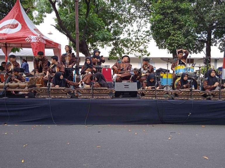 Salah satu pengisi acara pada upacara pembukaan Solo Batik Carnival|dokumentasi pribadi 