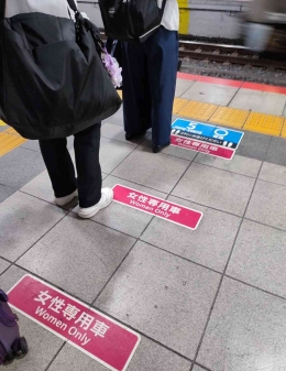 Pembatas antrian khusus untuk wanita ketika mau naik kereta di Jepang kelihatan rapi dengan jarak teratur (dokpri)