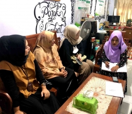 Diskusi dengan  pengelola Kampung Batik Okra.dokpri 