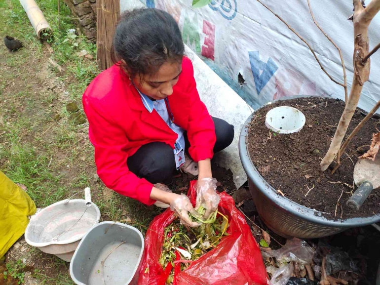 Pembuatan kompos dari sampah rumah tangga menggunakan biopori dalam pot tanaman. Sumber: Dokumen Pribadi 