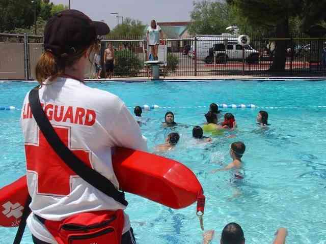 Pastikan ada lifeguard berjaga di sekitar lokasi wisata air (Foto 2: HSEprime.com)