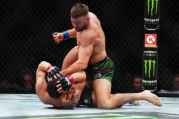 Gambar 4. Dricus Du Plessis (hijau) menggempur Robert Whittaker (hitam) dengan teknik ground and pound (Sumber: MMA Fighting / UFC)