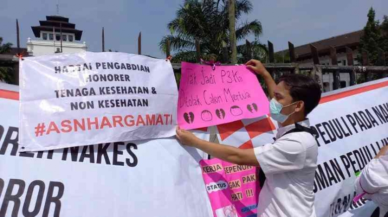 demo nakes menuntut pemerintah berlaku adil atas nasib mereka (Sumber gambar republika online)