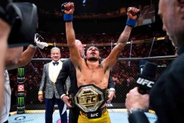 Gambar 6. Alexandre Pantoja berhasil merebutkan sabuk juara kelas Flyweight (Sumber: UFC)