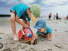 liburan seru anak-anak di pantai sumber gambar-goodlife