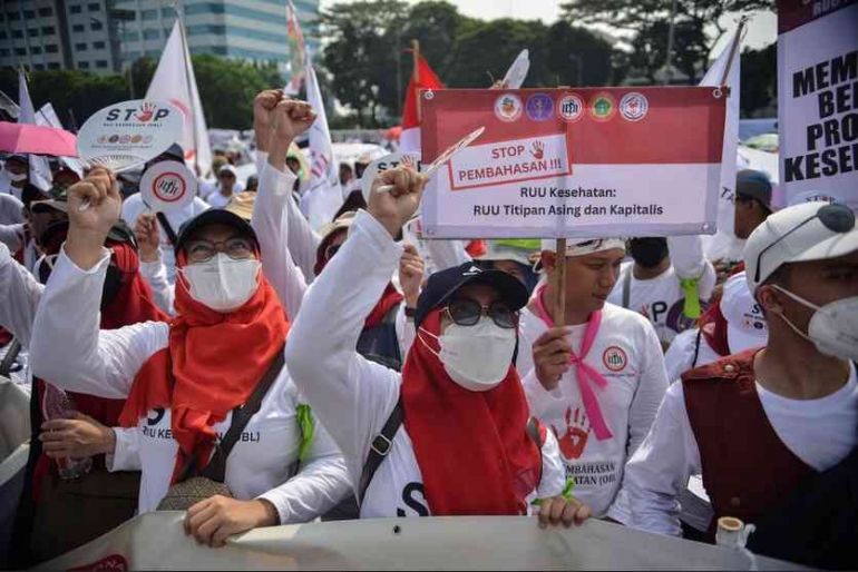 Aksi damai para tenaga kesehatan beberapa waktu lalu (sumber: Kompas.id/Fakhri Fadlurrohman)