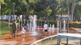 anak - anak bermain air di Taman Puring (doc. ptibadi)