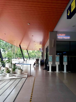 Stasiun kereta api kota Malang yang baru, terasa teduh dan nyaman. Foto: Parlin Pakpahan.
