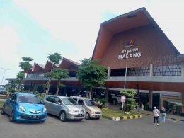 Tampilan terbaru setasiun kereta api Kota Malang dari sisi Jln Panglima Sudirman. Foto: Parlin Pakpahan.