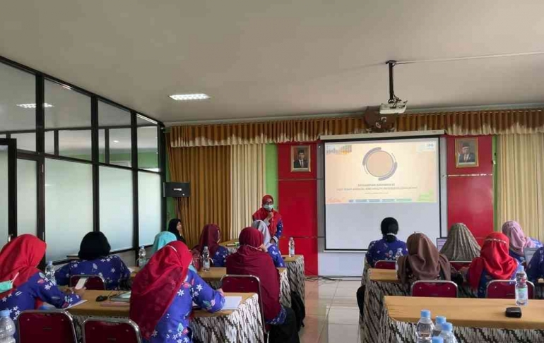 Kepala Puskesmas Karangdowo, dr. Fitriah Siti Aisyah, membuka acara dan menyambut baik Tim RG MHPE FK UNS (Sumber : Dokumentasi pribadi)