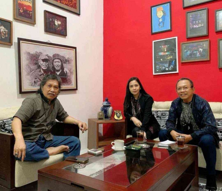 Emha Ainun Najib (kiri) ketika menerima kami wawancara di Wisma Maiyah Yogyakarta pada 26 Maret 2022. (Dok Pribadi/Jimmy S Harianto)