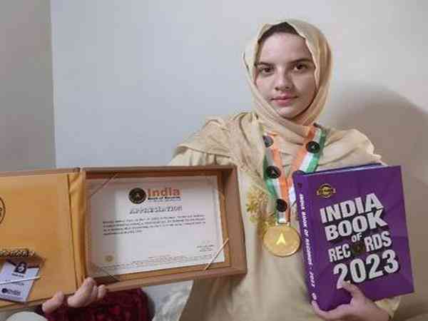 Seniman remaja Shariqa Guljar berpose dengan sertifikat dan India Book of Records 2023. | Sumber: ANI