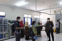 Dosen Spesialis Medikal Bedah Prima Trisna Aji ketika menjelaskan fasilitas Rumah Sakit/Foto: Dokpri