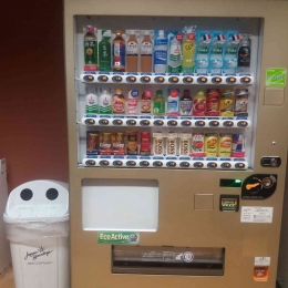 Tempat sampah di Jepang biasanya ada di sebelah  vending machine (dok. pribadi) 
