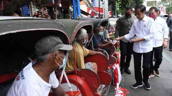 jokowi mengunjungi para penarik becak memberi bantuan sumber gambar suara.com
