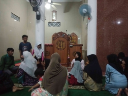 Tim KKNT Desa Muara melaksanakan takbiran bersama masyarakat Desa Muara di Masjid Darul Muttaqien (dokumentasi pribadi)
