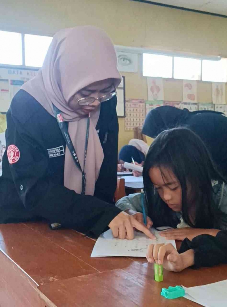 Seorang mahasiswa (Syifa) sedang mengajar E-Fun Sumber: Kamera Pribadi