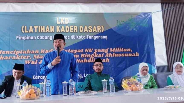 Camat Ciledug, Muhammad Marwan memberi sambutan pada acara LKD PC Fatayat NU Kota Tangerang/foto: pribadi
