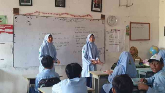 Gambar 6. Sesi dialog koordinator poli kelas 7C dengan murid kelas 7C