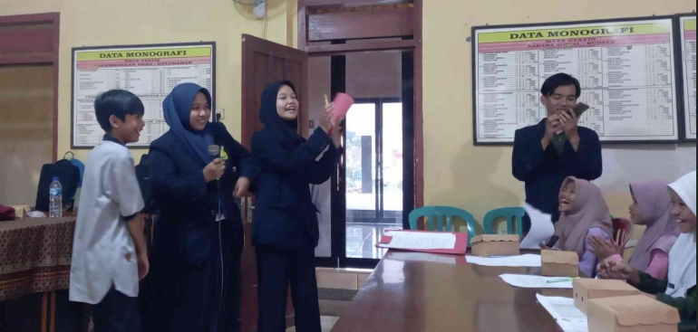 Aktivitas Anak Pesisir dalam mengikuti program pengabdian desa binaan di Desa Sabrang Kecamatan Ambulu Kabupaten Jember