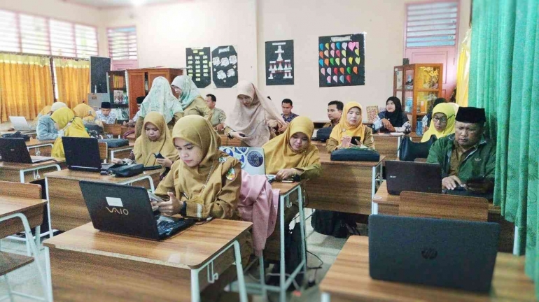Guru (honorer) dalam punggung pendidikan Indonesia. | foto Akbar Pitopang)