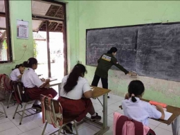 Mahasiswa Kampus Mengajar mengajar mata pelajaran Bahasa Indonesia (sumber : dokumen pribadi.)