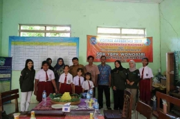 Mahasiswa Kampus Mengajar SD Kristen YBPK Wonoasri bersama para tenaga pendidikan sekolah. (sumber: dokumentasi pribadi)