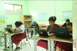 Para siswa mengenal teknologi komputer-laptop serta praktik mengetik dan pengenalan aplikasi Microsoft Word (sumber: dokumentasi pribadi.)