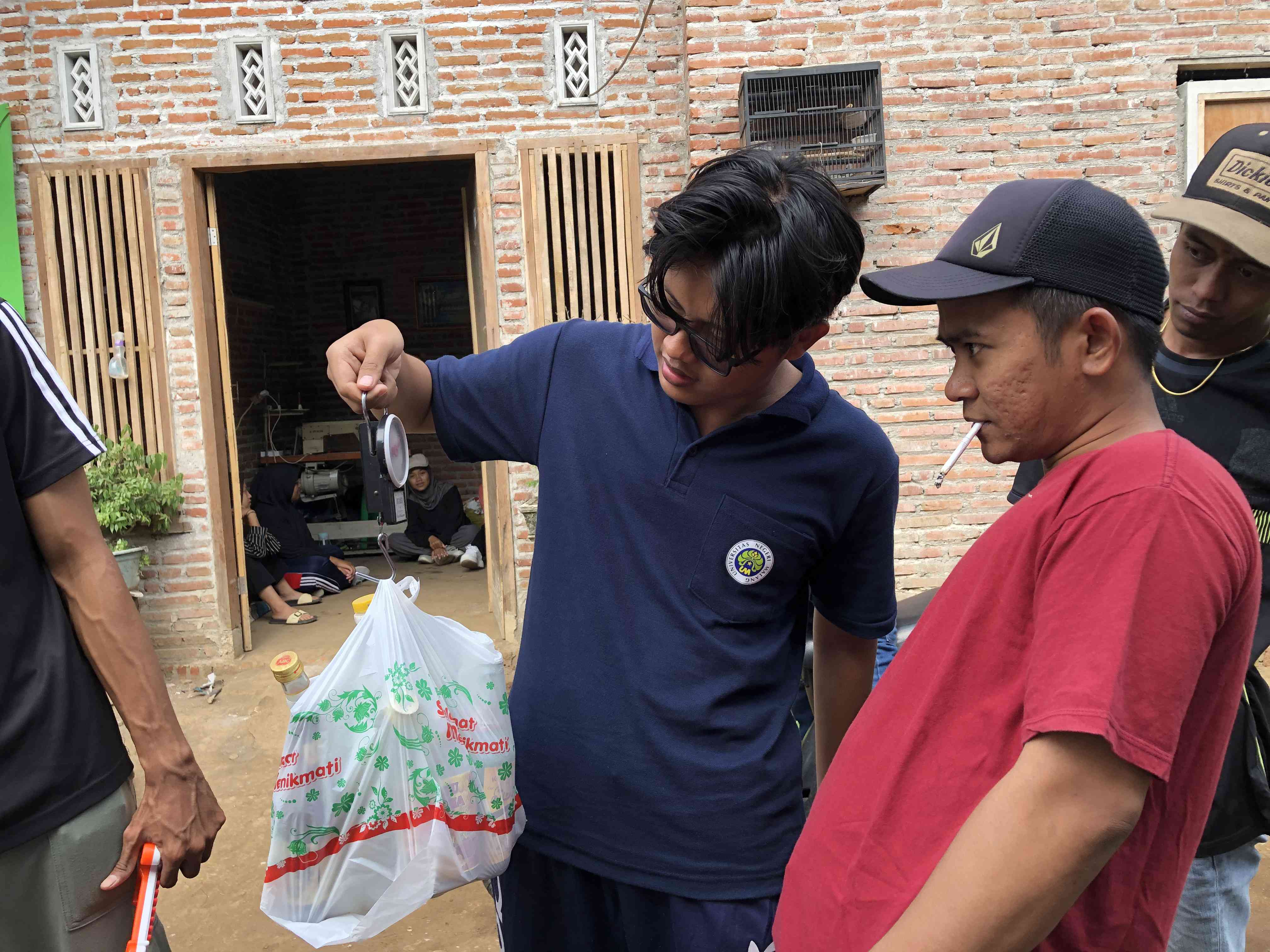 Gebrakan Mahasiswa KKN UM Di Desa Pakisjajar, Mengubah Sampah Jadi Uang ...