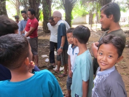 Anak-anak Kampung Setra yang antusias menyaksikan qurban (dokumentasi pribadi)