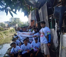 Komunitas Hobi Mancing Kota Bandung berikan dukungan kepada Ganjar Pranowo di area Sungai Cikapundung Kolot. Foto: Fuad