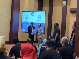 Kadisdikbud Kota Samarinda, Bapak Dr. Asli Nuryadin, S.Pd.,MM menerima cinderamata yang diberikan oleh Dirjen GTK Kemendikbud (Dokpri)