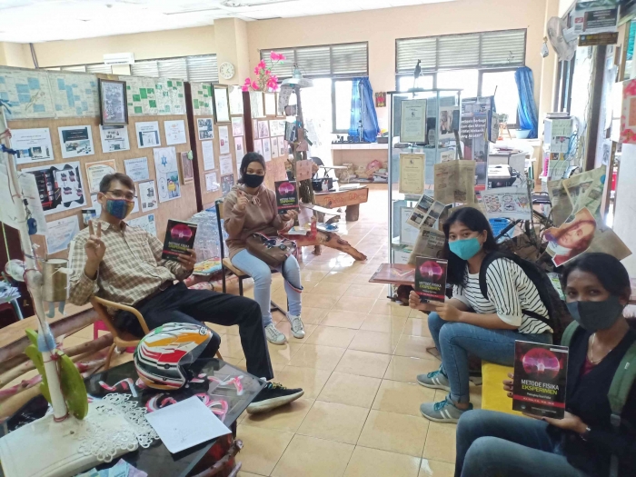 (Sumber pribadi) Para mahasiswa program studi Fisika yang dipersiapkan dengan bekal ilmu fisika eksperimen yang memadai sebelum terjun ke masyarakat.