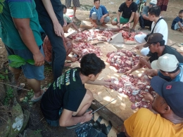 Momen pemotongan dan pembagian daging qurban bersama masyarakat Kampung Setra, Desa Muara 