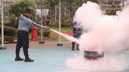 Petugas Lapas Narkotika Samarinda mempraktekkan teknik memadamkan api dengan APAR. dok Humas LPN Samarinda 