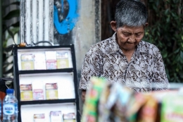 Seorang lansia beraktivitas di Jalan Cikini Raya, Jakarta, Sabtu (17/8/2019).(GARRY LOTULUNG)