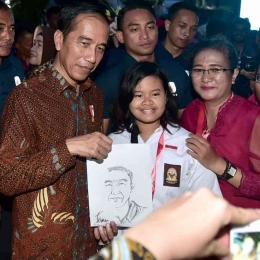  Temanku Lima Benua saat melukis  Presiden Joko Widodo (Dokumentasi Liben)