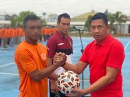 Penyerahan Sarana Lomba oleh Kalapas Banjarbaru, Amico Balalembang kepada perwakilan Atlet Warga Binaan sebagai sebagai tanda dibukanya Porseni
