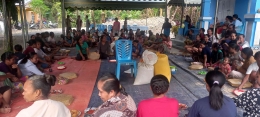 Ibu-Ibu di Batu Merah Timor terlibat membersihkan beras sebelum pesta nikah (dok.pribadi)