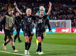 Pemain Negeri Kiwi merayakan kemenangan pertama di Piala Dunia Wanita/foto: FIFA.com
