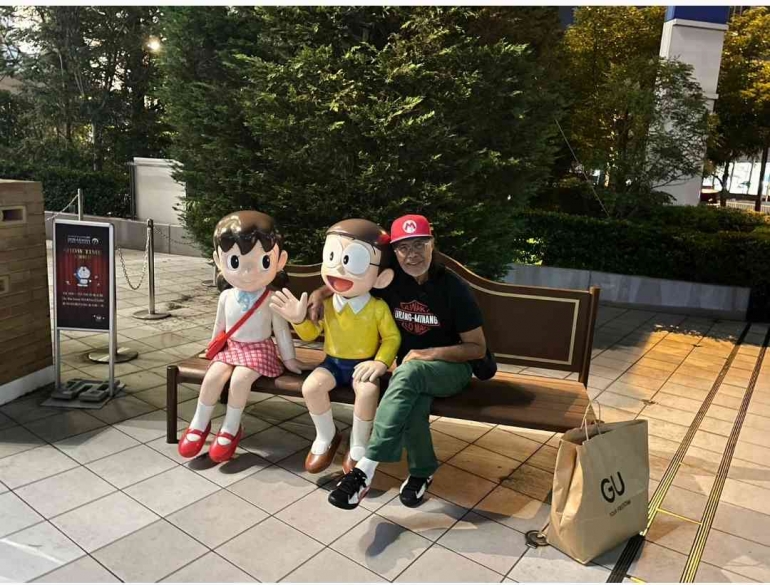 Berphoto dengan tokoh kartun Nobita dan Sizuka di Taman Odaiba Tokyo (dokpri)