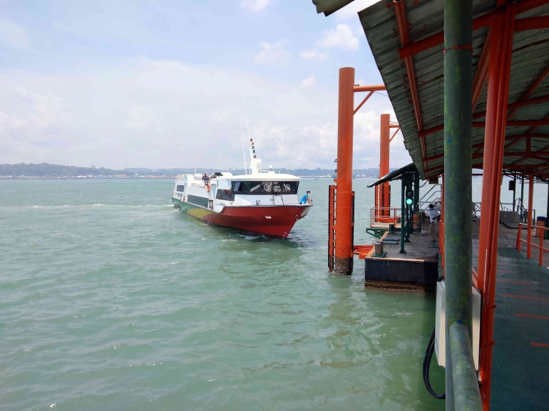 Salah satu kapal Ferry saat hendak merapat di Pelabuhan Sri Bintan Pura. Foto: Dokumen Pribadi
