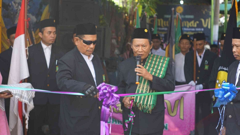 Pemotongan Pita oleh Pendiri Persatuan Al-Ihsan, Kyai Pamudji Rahardjo. Sumber: Dokpri