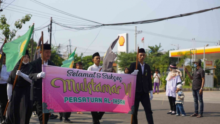 Iring-iringan Kirab pada Pembukaan Muktamar Ke-VI Persatuan Al-Ihsan. Sumber: Dokpri